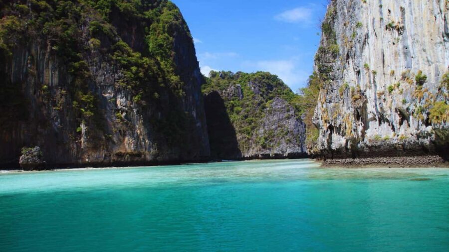Ao Nang: Phi Phi Islands Speedboat or Catamaran Tour One day - Speedboat vs Catamaran: Toilet, National Park Fee, and Picking the Right Day
