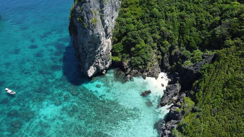 Krabi: Phi Phi Islands Speedboat Tour with Buffet Lunch - Lunch at Phi Phi Don: Buffet Food, Halal Options, and Diet Reality Checks